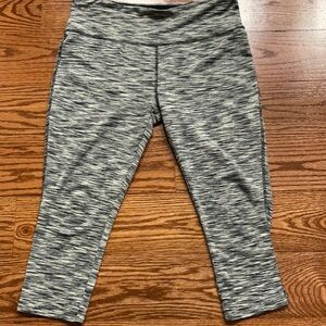 VOGO ATHLETICA high rise CAPRI LEGGINGS size Large